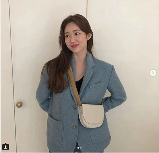Bolsa de ombro multiuso em formato de sela, perfeita para o dia a dia. Design elegante e prático, ideal para carregar seus pertences com conforto e estilo. — foto 2