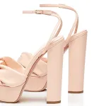 Sandália feminina de salto alto com design slingshot e salto bloco para o verão, elegante e confortável para seus looks de verão. — foto 5