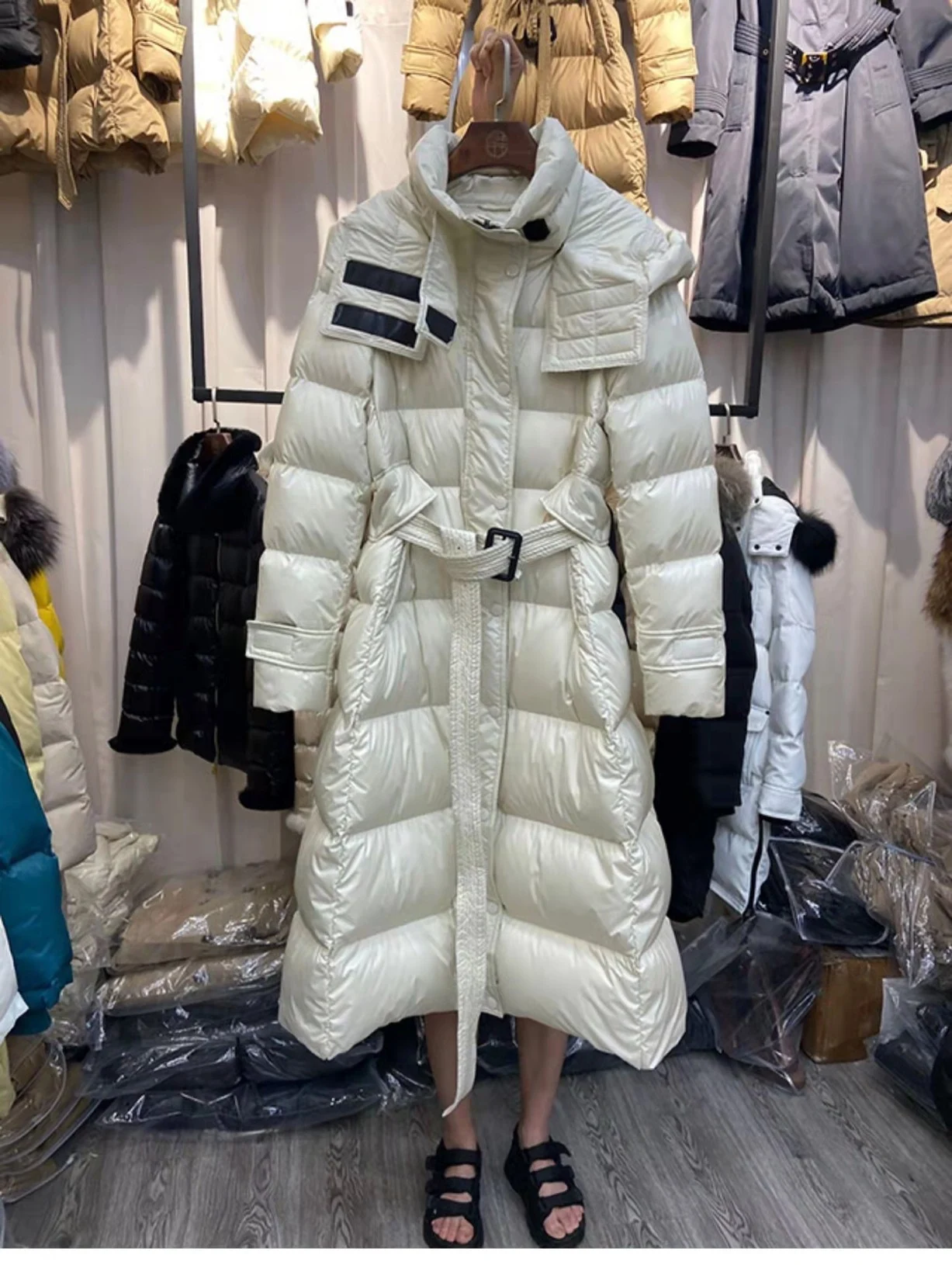 Chaqueta de plumón de pato blanco para mujer, cálida y ligera, ideal para el invierno, con un diseño moderno y elegante, perfecta para cualquier ocasión. — foto 11