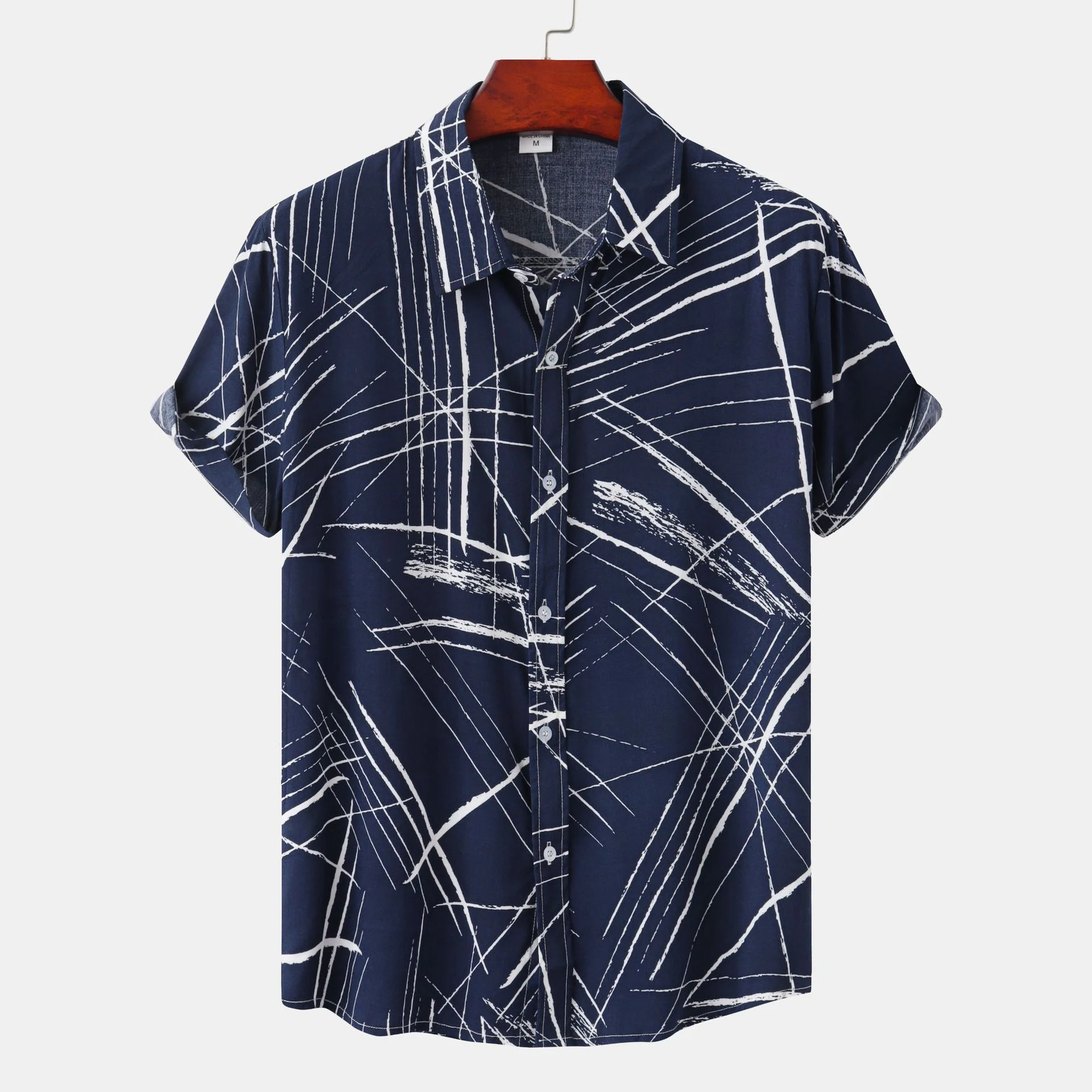 Camisa masculina manga curta com lapela e estampa xadrez, perfeita para um visual casual e elegante no verão. Conforto e estilo em uma só peça. — foto 8