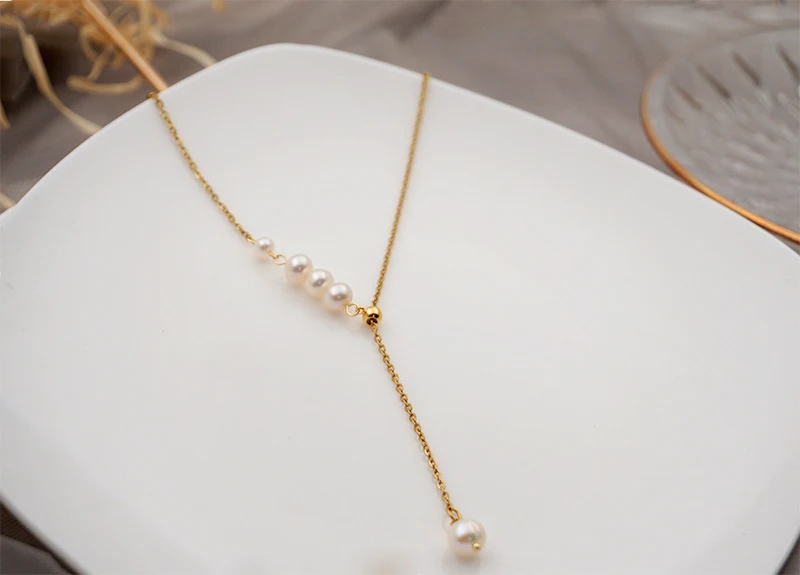 Corrente de clavícula Grace com pérolas de água doce para mulheres. Um toque de elegância atemporal para realçar seu visual e beleza natural. — foto 2