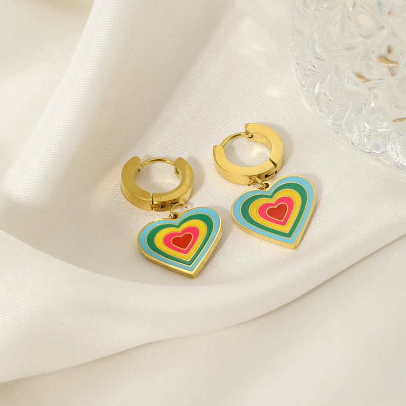Brincos personalizados de aço inoxidável banhado a ouro. Fashion e versátil, combinam com tudo e adicionam um toque elegante ao seu visual. — foto 10
