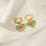 Brincos personalizados de aço inoxidável banhado a ouro. Fashion e versátil, combinam com tudo e adicionam um toque elegante ao seu visual. — foto 10