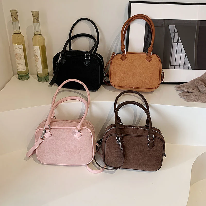 Bolsa crossbody feminina de camurça, especial para moda. Leve seus pertences com elegância e praticidade, ideal para o dia a dia. — foto 7