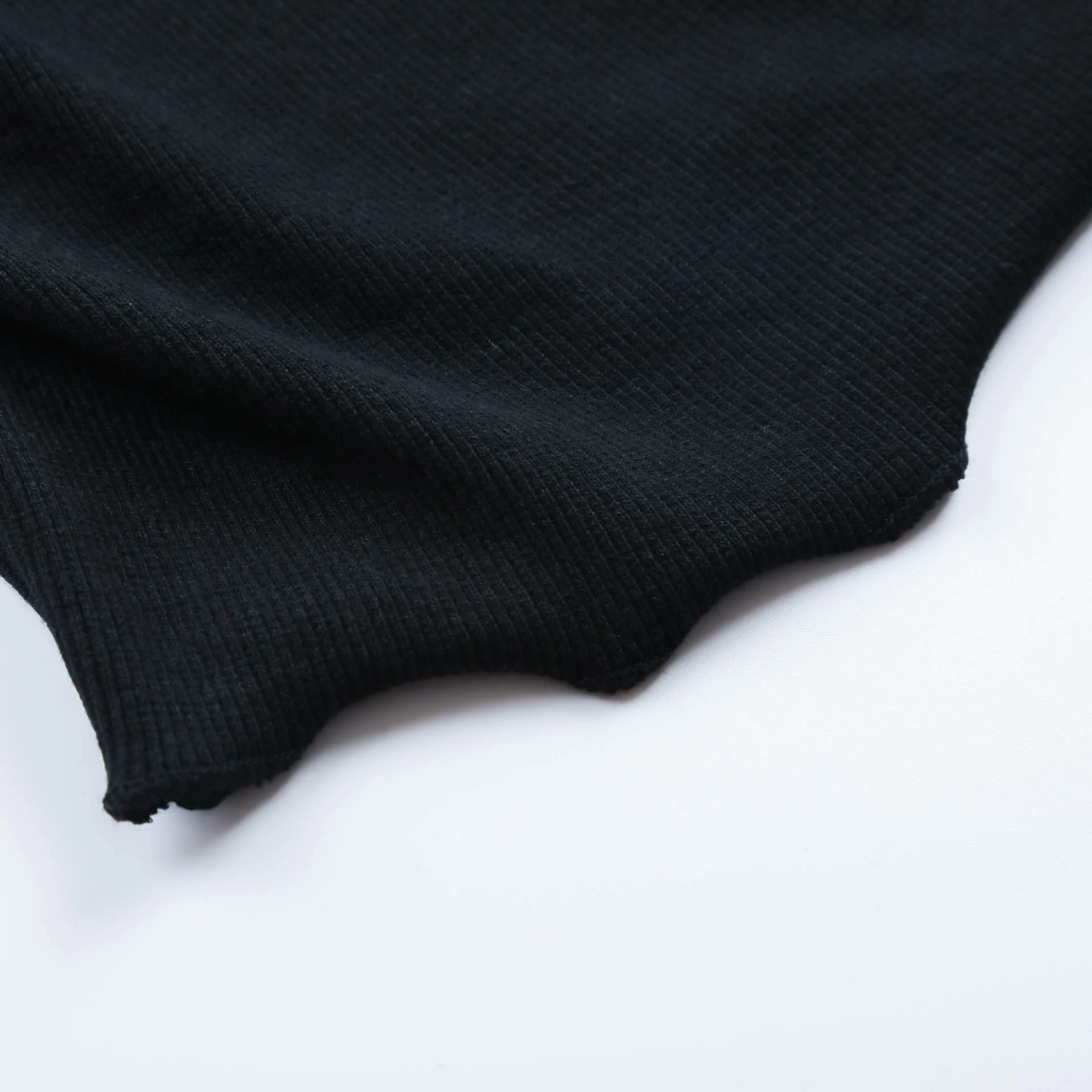 T-shirt a maniche lunghe con collo scoperto da uomo, un capo moderno e versatile per un look casual e confortevole, perfetto in ogni occasione. — foto 12