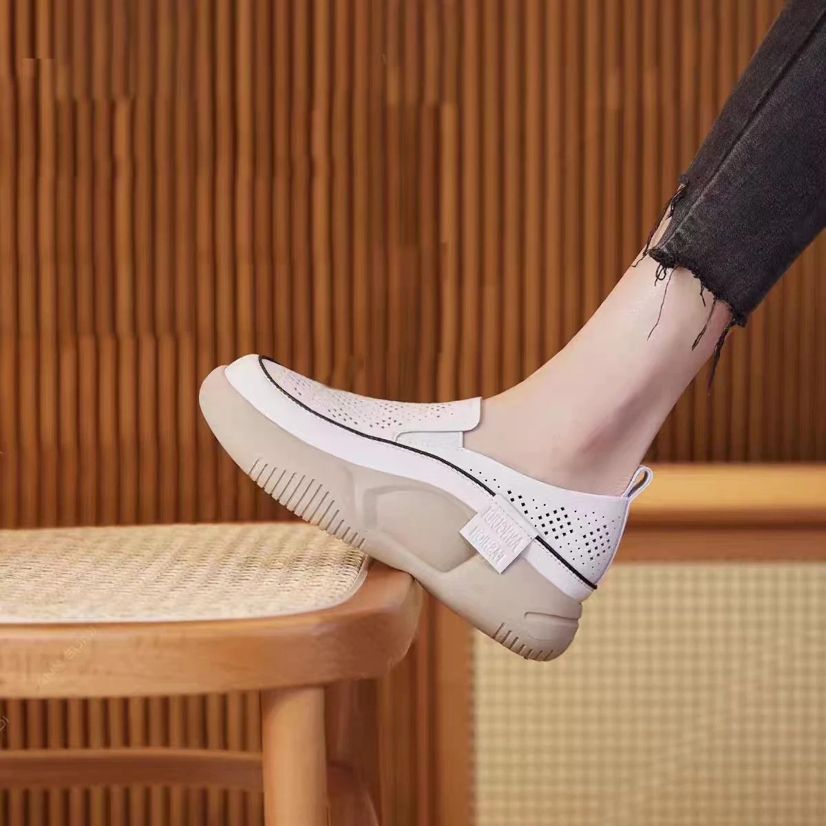 Sapatos Brancos Pequenos Femininos Plataforma Retro Conforto e Estilo para Mulheres Design Clássico e Moderno Perfeitos para o Dia a Dia e Ocasiões Especiais — foto 5