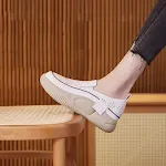Sapatos Brancos Pequenos Femininos Plataforma Retro Conforto e Estilo para Mulheres Design Clássico e Moderno Perfeitos para o Dia a Dia e Ocasiões Especiais — foto 5