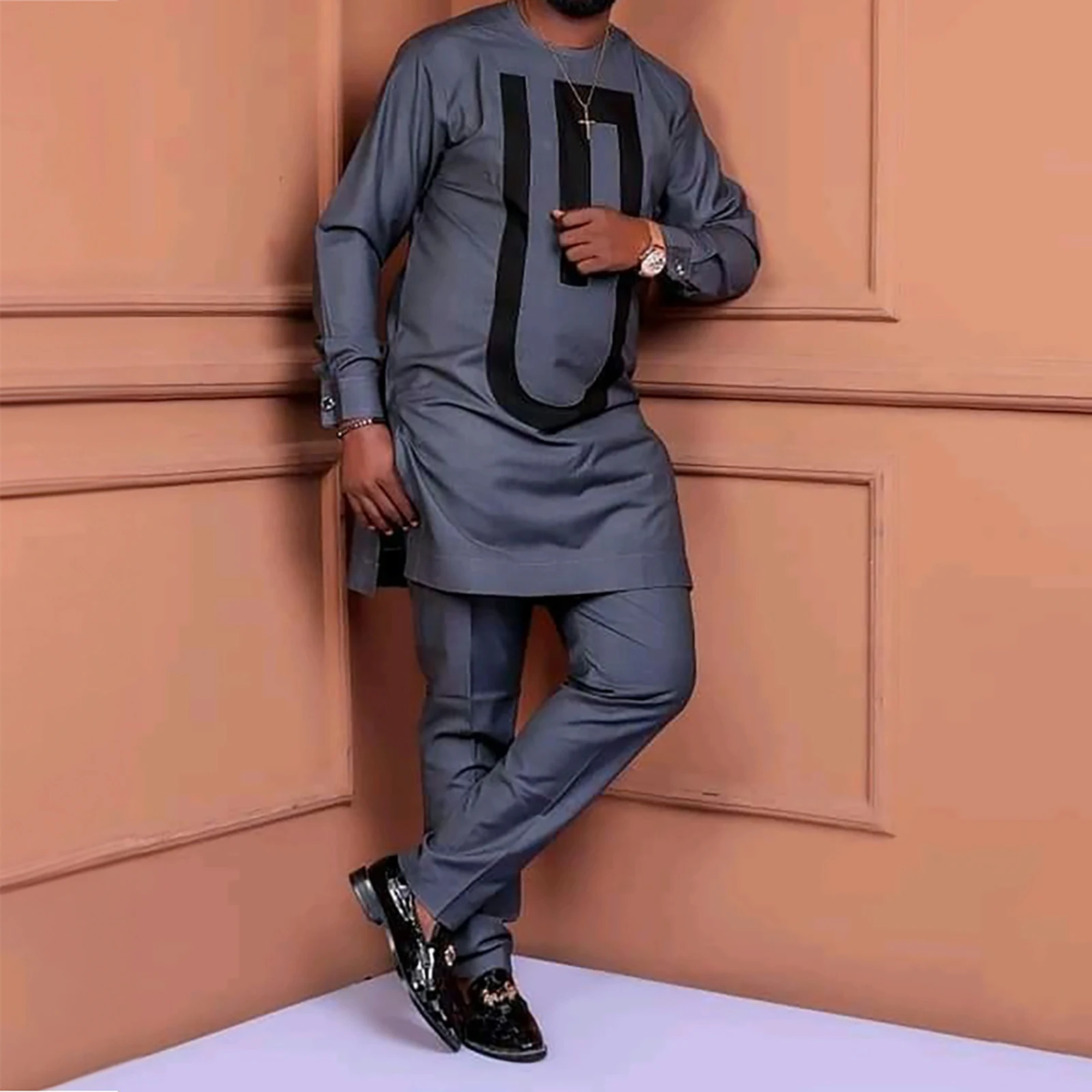 Terno casual masculino com estampa étnica africana Conforto e estilo autêntico. Ideal para homens que buscam um visual único e descontraído com elegância. — foto 4