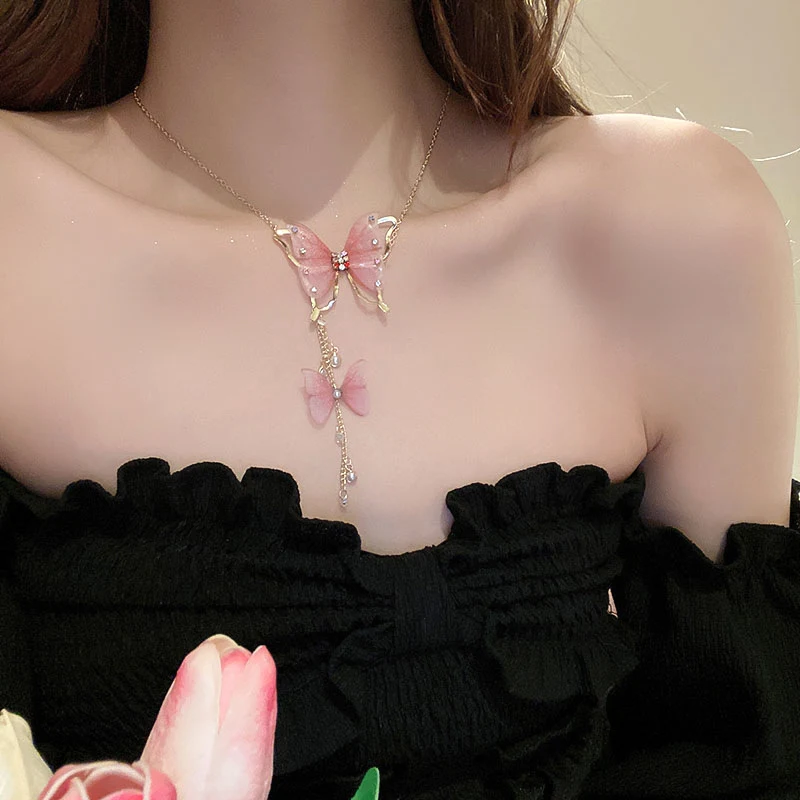Colar borboleta de tule com pérolas e strass e pingentes de borla, ideal para adicionar um toque sofisticado e feminino ao seu visual. — foto 16