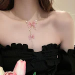 Colar borboleta de tule com pérolas e strass e pingentes de borla, ideal para adicionar um toque sofisticado e feminino ao seu visual. — foto 16