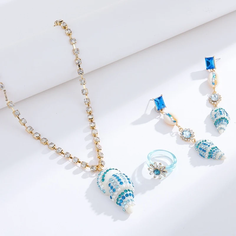 Colar de concha resinada Coastal Series com diamantes incrustados, elegância praiana, design sofisticado, acessório perfeito para looks casuais e especiais. — foto 7