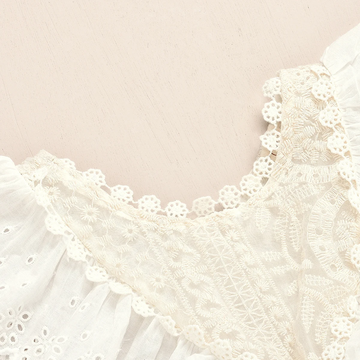 Macacão com mangas soltas e renda, um romper elegante e confortável, perfeito para diversas ocasiões, ideal para um visual feminino. — foto 2
