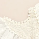 Macacão com mangas soltas e renda, um romper elegante e confortável, perfeito para diversas ocasiões, ideal para um visual feminino. — foto 2