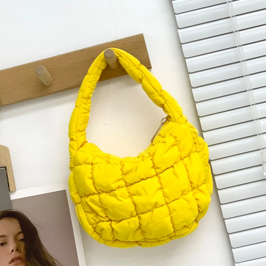 Bolsa feminina com design xadrez e nuvem plissada, fashion e elegante, com alças macias e detalhes em puff, perfeita para um look moderno e charmoso. — foto 7