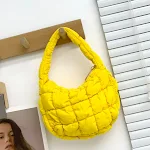 Bolsa feminina com design xadrez e nuvem plissada, fashion e elegante, com alças macias e detalhes em puff, perfeita para um look moderno e charmoso. — foto 7