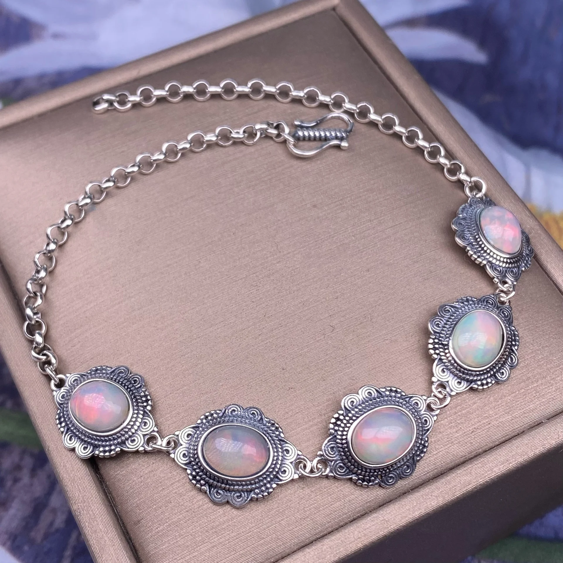 Pulseira S925 Prata Incrustada Artesanato Vintage, um acessório elegante para mulheres. Adicione um toque clássico e sofisticado ao seu visual diário. — foto 8