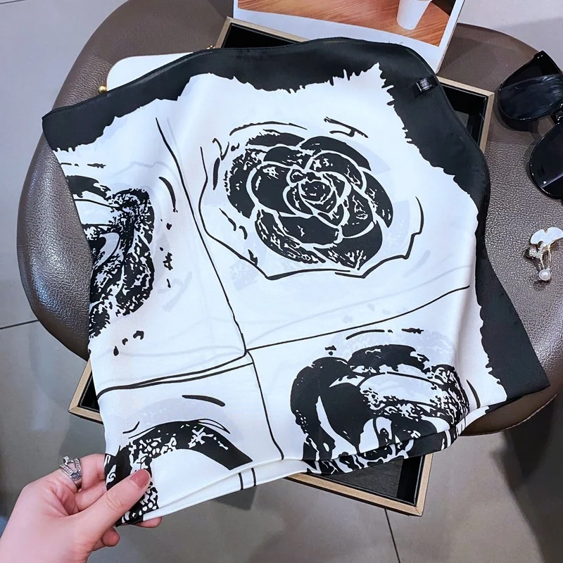 Title 2, Lenço floral preto e branco