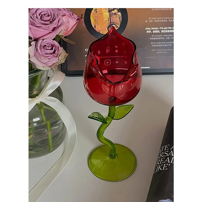 Taça de vinho de vidro com borda enrolada romântica, perna alta, ideal para degustar vinhos com requinte e celebrar momentos especiais. — foto 10