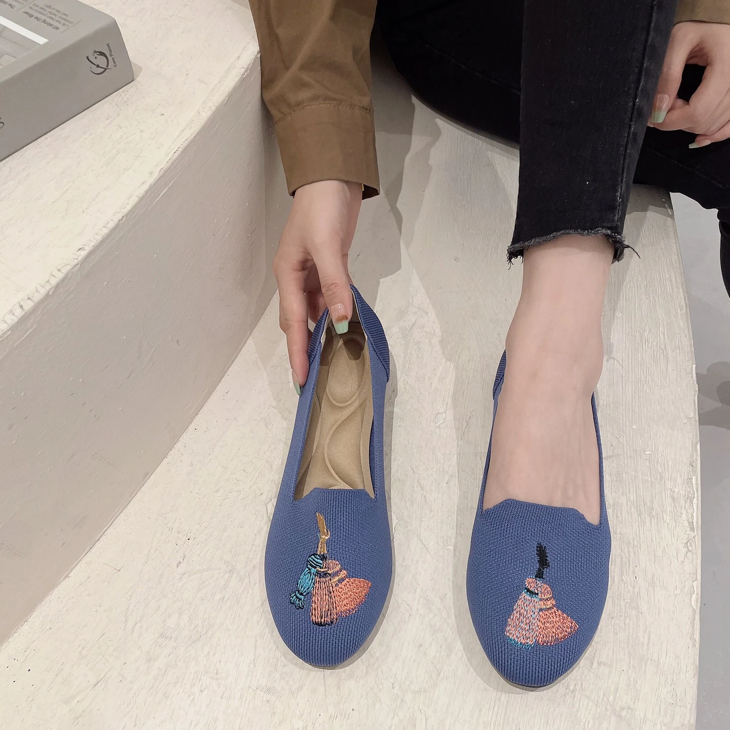 Sapatos Únicos de Desenho Animado Fofos Femininos Casuais de Bico Redondo Conforto e Estilo para o Dia a Dia — foto 2