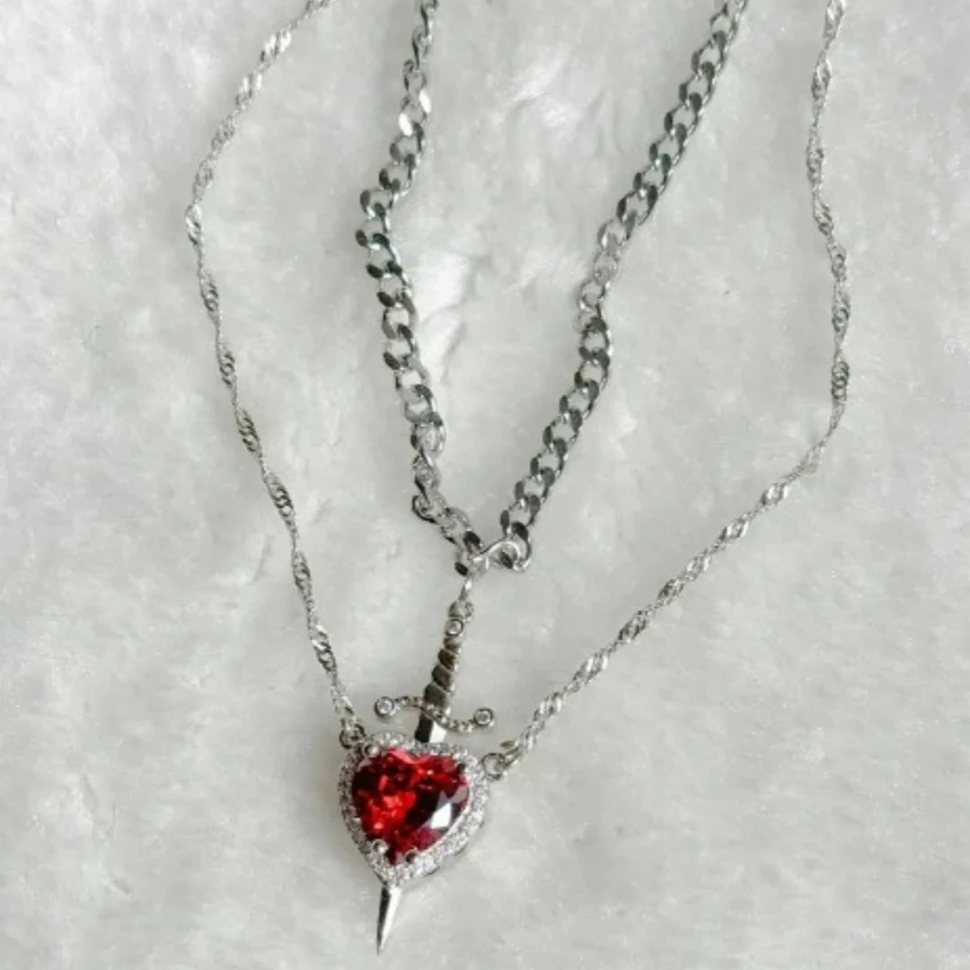 Pingente Estiloso Daga do Amor de Cristal Vermelho - Novo Estilo. Expresse seu amor com este acessório único e sofisticado, perfeito para você. — foto 1