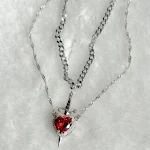 Pingente Estiloso Daga do Amor de Cristal Vermelho - Novo Estilo. Expresse seu amor com este acessório único e sofisticado, perfeito para você. — foto 1