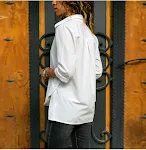 Camisa com fenda irregular, estilo único e moderno. Design assimétrico que garante um visual arrojado e elegante. Perfeita para se destacar. — foto 13