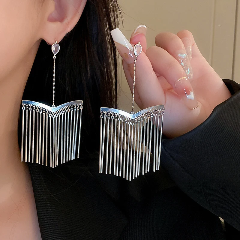 Pendientes largos de metal Silver Needle con flecos, elegancia y movimiento. Perfectos para realzar tu look, ligeros y cómodos, ideales para cualquier ocasión. — foto 10