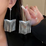 Pendientes largos de metal Silver Needle con flecos, elegancia y movimiento. Perfectos para realzar tu look, ligeros y cómodos, ideales para cualquier ocasión. — foto 10