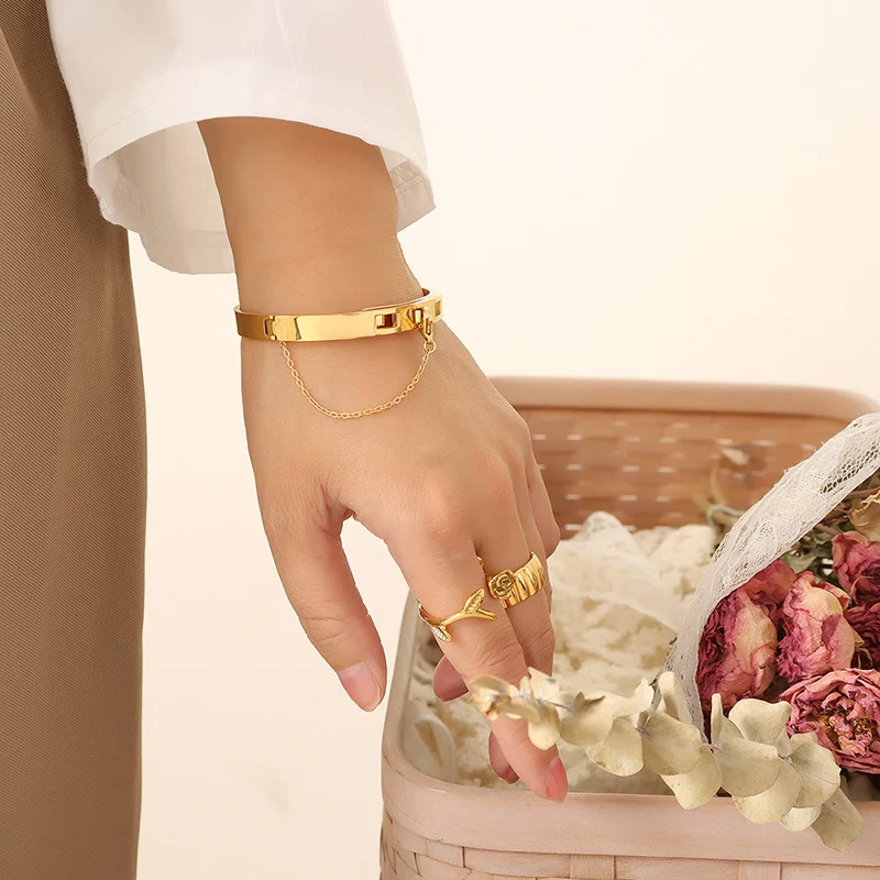 Pulseira de luxo estilo europeu e americano, corrente com pingente de borla e fivela. Joia de alta qualidade para um visual sofisticado e elegante. — foto 11