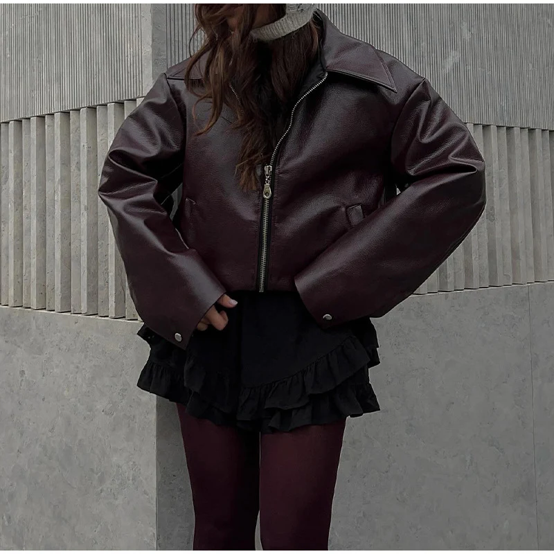 Cappotto da donna con risvolto, maniche lunghe e stile street trendy. Perfetto per un look alla moda in città, ideale per ogni occasione casual. — foto 16