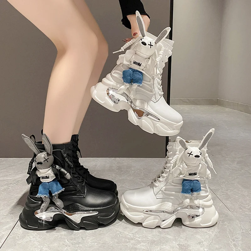 Bikerlaarzen voor dames met cartoonprint, hoge sneakers. Stoere en stijlvolle motorlaarzen voor comfortabel en veilig rijden. — foto 4
