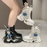Bikerlaarzen voor dames met cartoonprint, hoge sneakers. Stoere en stijlvolle motorlaarzen voor comfortabel en veilig rijden. — foto 4