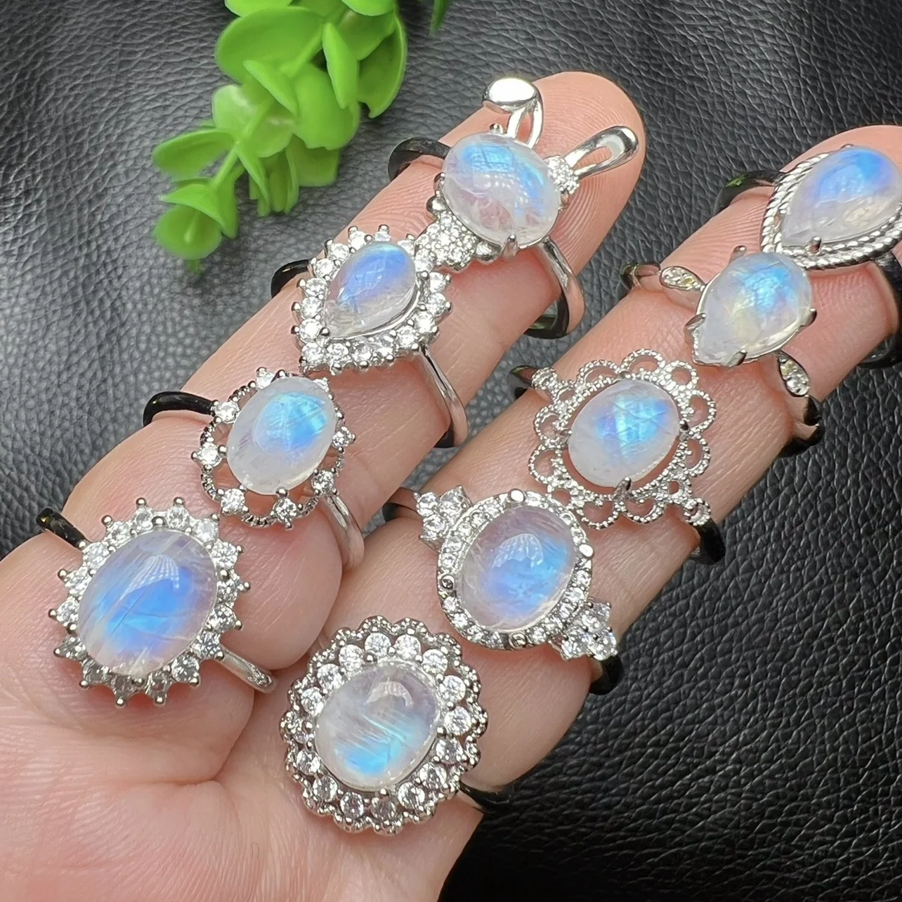 Anel de pedra da lua azul natural. Beleza mística e design elegante para mulheres. Jóia de compromisso perfeita e presente especial. — foto 2