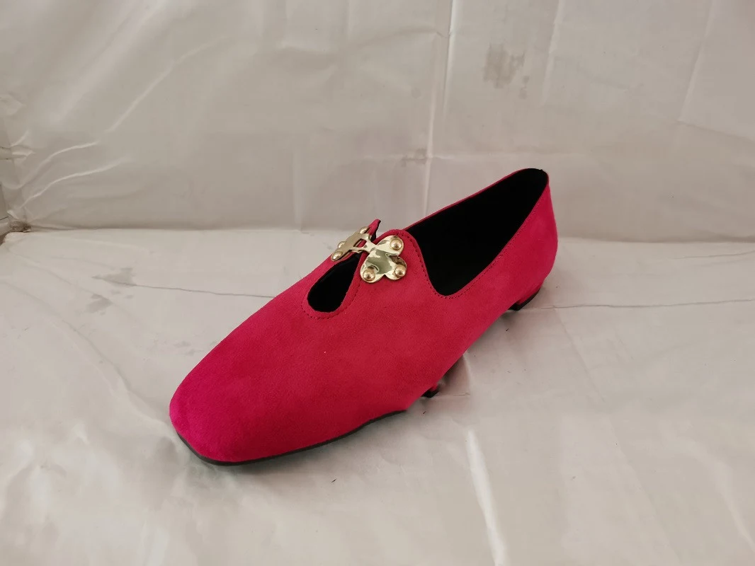 Scarpe da donna basse con punta quadrata e bocca centrale, ideali per comfort e stile quotidiano, un tocco di eleganza. — foto 2