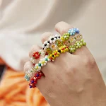 Anel de flor pequeno tecido à mão com contas coloridas, um acessório artesanal vibrante para adicionar um toque de charme e estilo ao seu visual. — foto 19