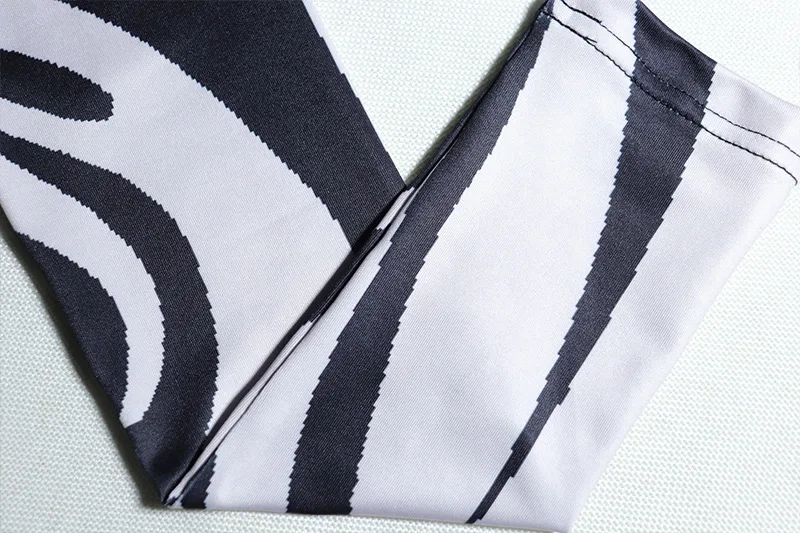 Top umbilical com estampa de zebra, moda feminina. Use este top curto e estiloso para um look moderno e elegante. Perfeito para diversas ocasiões e eventos. — foto 4