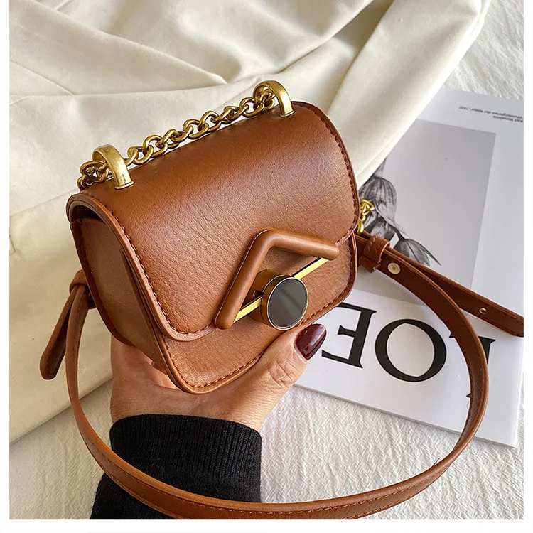 Bolsa Mini Crossbody Retro Elegância Quadrada Pequena. Perfeita para um visual charmoso e combina com tudo. Leve seus essenciais com estilo. — foto 7