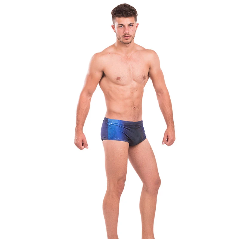 Schluss mit Peinlichkeiten beim Schwimmen. Der Sport-Badeanzug verhindert unangenehme Situationen. Enganliegend, bequem, ideal für Sport. — foto 3