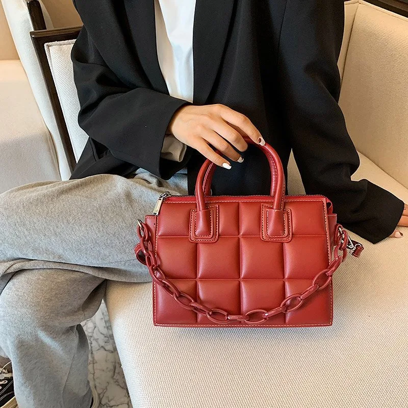 Bolsa pequena quadrada portátil com corrente de diamantes vintage, elegante e funcional para carregar seus itens essenciais com charme. — foto 4