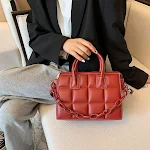 Bolsa pequena quadrada portátil com corrente de diamantes vintage, elegante e funcional para carregar seus itens essenciais com charme. — foto 4