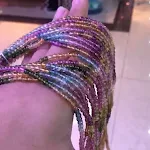 Pulseira colorida com gemas e múltiplos círculos, um acessório vibrante que adiciona estilo e elegância ao seu visual diário — foto 5