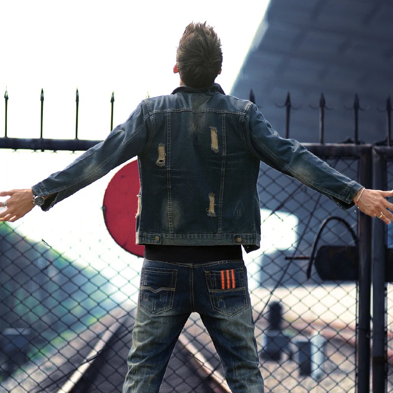 Title 3, Clip in denim sottile da uomo alla moda. Un acc...