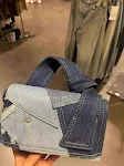 Bolsa Crossbody Feminina Jeans com Costura Combinando com Tudo. Conforto, estilo e praticidade em um só acessório. — foto 5