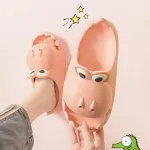 Cartoon paar huisslippers voor binnen en thuis, ouder-kind design, comfortabel en gezellig voor het hele gezin. — foto 13