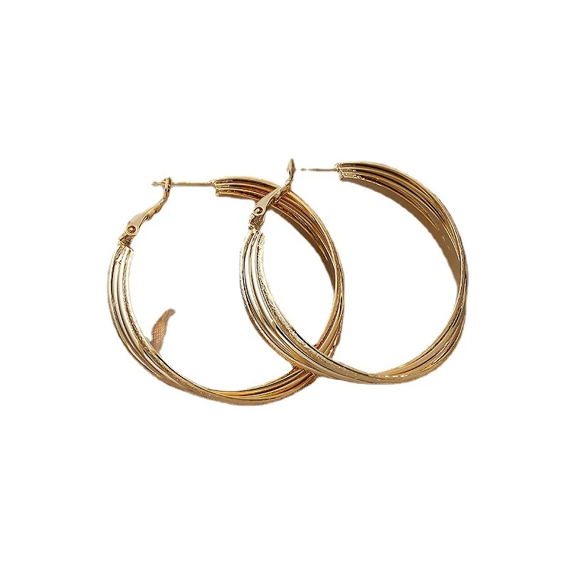 Orecchini donna in metallo intrecciato, espressione di personalità. Design alla moda ed elegante, perfetti per completare il tuo look con stile e raffinatezza. — foto 2