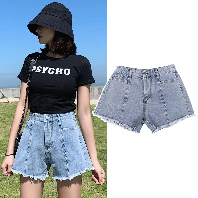 Pantaloncini di jeans a gamba larga da donna, l'ideale per l'estate. Comodi, versatili e alla moda. Perfetti per un look casual e fresco. — foto 2