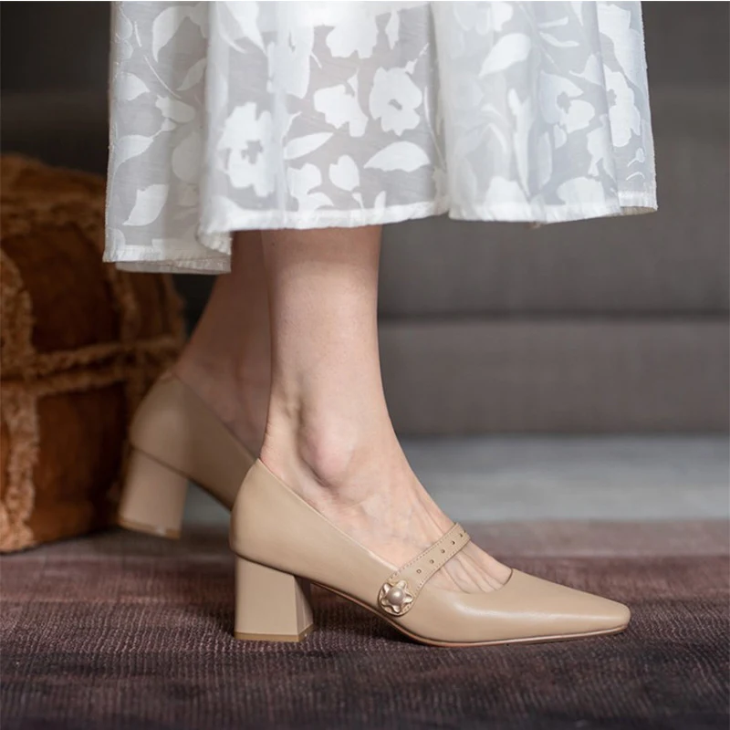 Saltos altos Mary Jane vintage para um visual elegante e atemporal. Perfeitos para ocasiões especiais, oferecendo estilo e conforto excepcionais. — foto 1