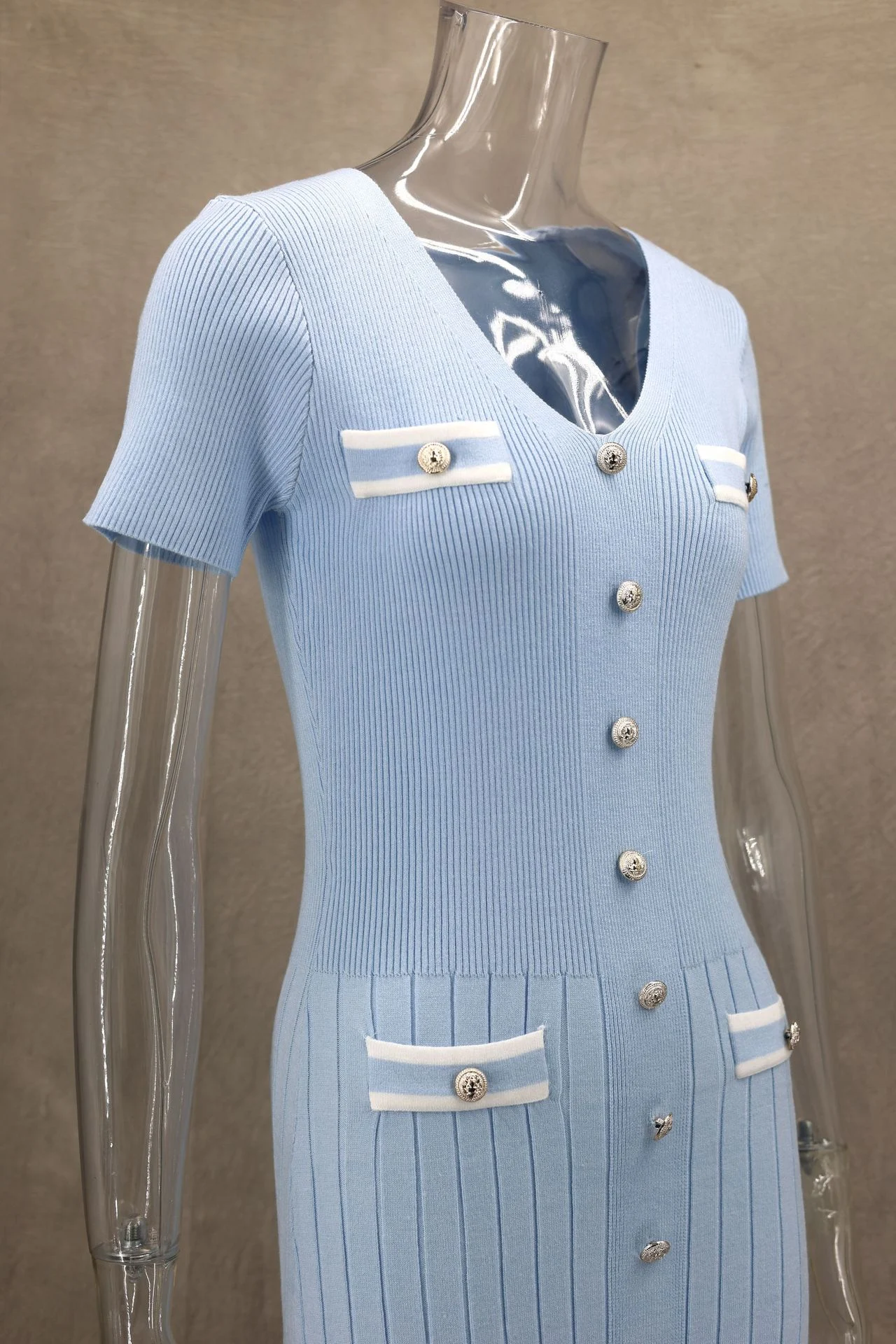 Title 25, Kleding Nieuwe jurk met V-hals en korte mouwen