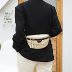 Bolsa pequena casual de corrente para peito, estilo mensageiro, ideal para carregar seus itens essenciais com praticidade e elegância. — foto 5