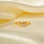 Anel clássico de zircônia em aço inoxidável com banho de ouro 18K. Joia atemporal, beleza duradoura e brilho intenso. — foto 5